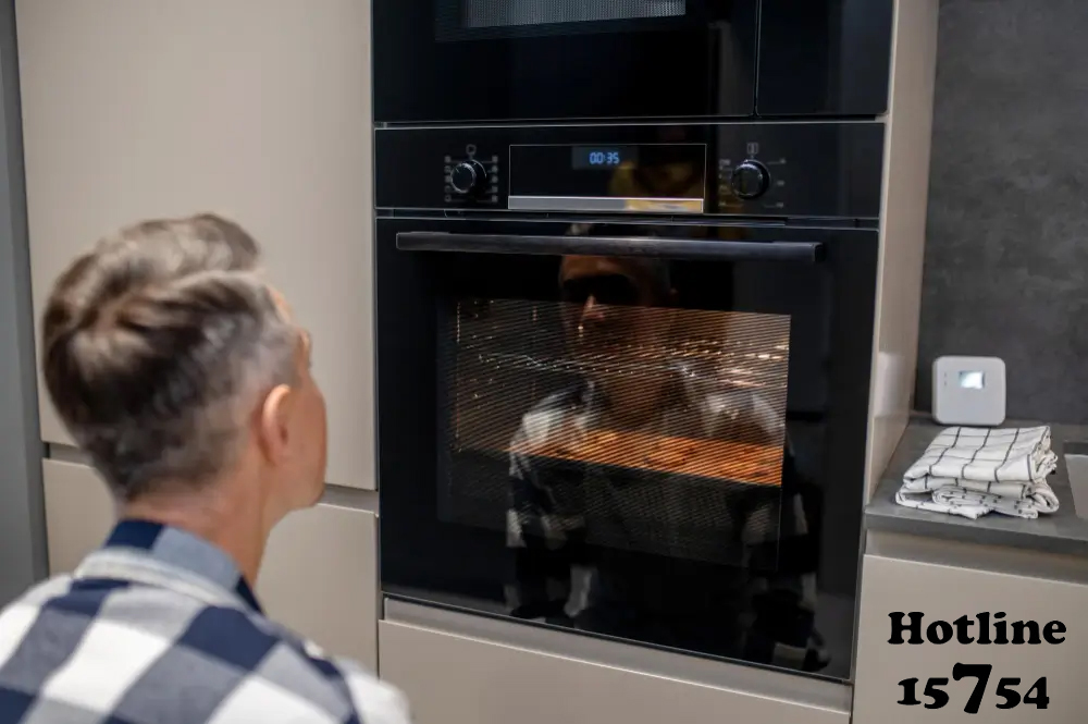 رجل يتابع تشجغيل فرن البا